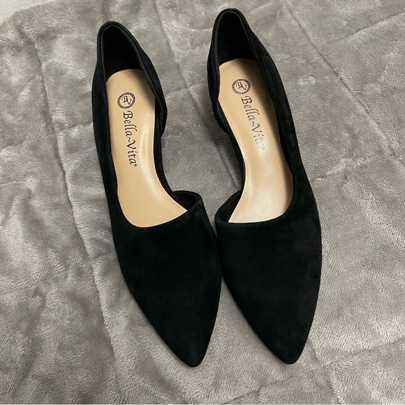 Bella Vita Black Flats with Textured Design - Picture 11 of 11